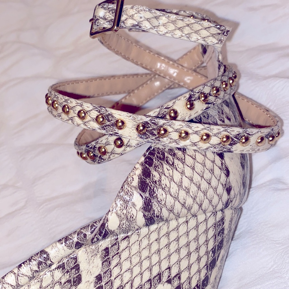 JLO Snakeskin Wedges with gold grommet ankle wrap - Picture 2 of 8